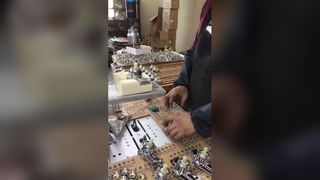 Macchina semiautomatica per l'assemblaggio di collettori per rubinetti e valvole