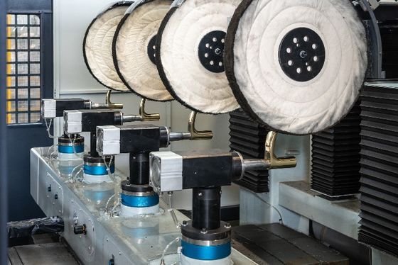 Machine de polissage robotique automatique de poignée de porte en alliage de zinc polissant le métal pour les articles sanitaires